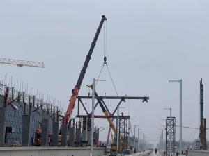 今天潜山南站天桥首件钢梁开始吊装