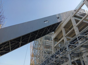 泰安电厂系列报道——煤棚网架高空散装拼接 输煤栈桥墙面基本完成