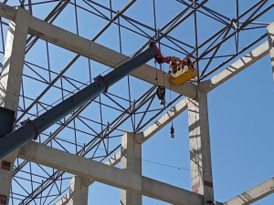 泰安电厂系列报道11——1-8轴5000平方的网架安装完成 开始输煤栈桥屋面板的铺设
