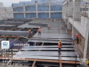宜宾职业技术学院体育馆钢筋桁架楼承板安装完成